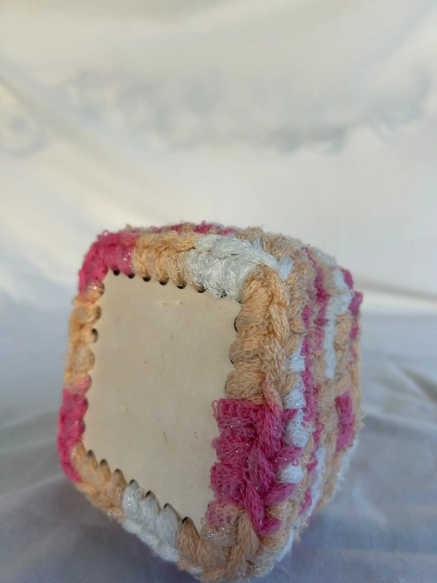 Photo 5 sur 5 : Petit panier rayé avec nœud
