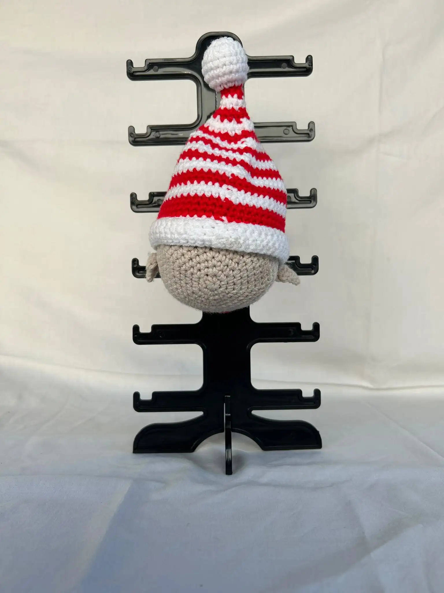 Foto 2 de 2: Enfeite de Natal duende com gorro às riscas