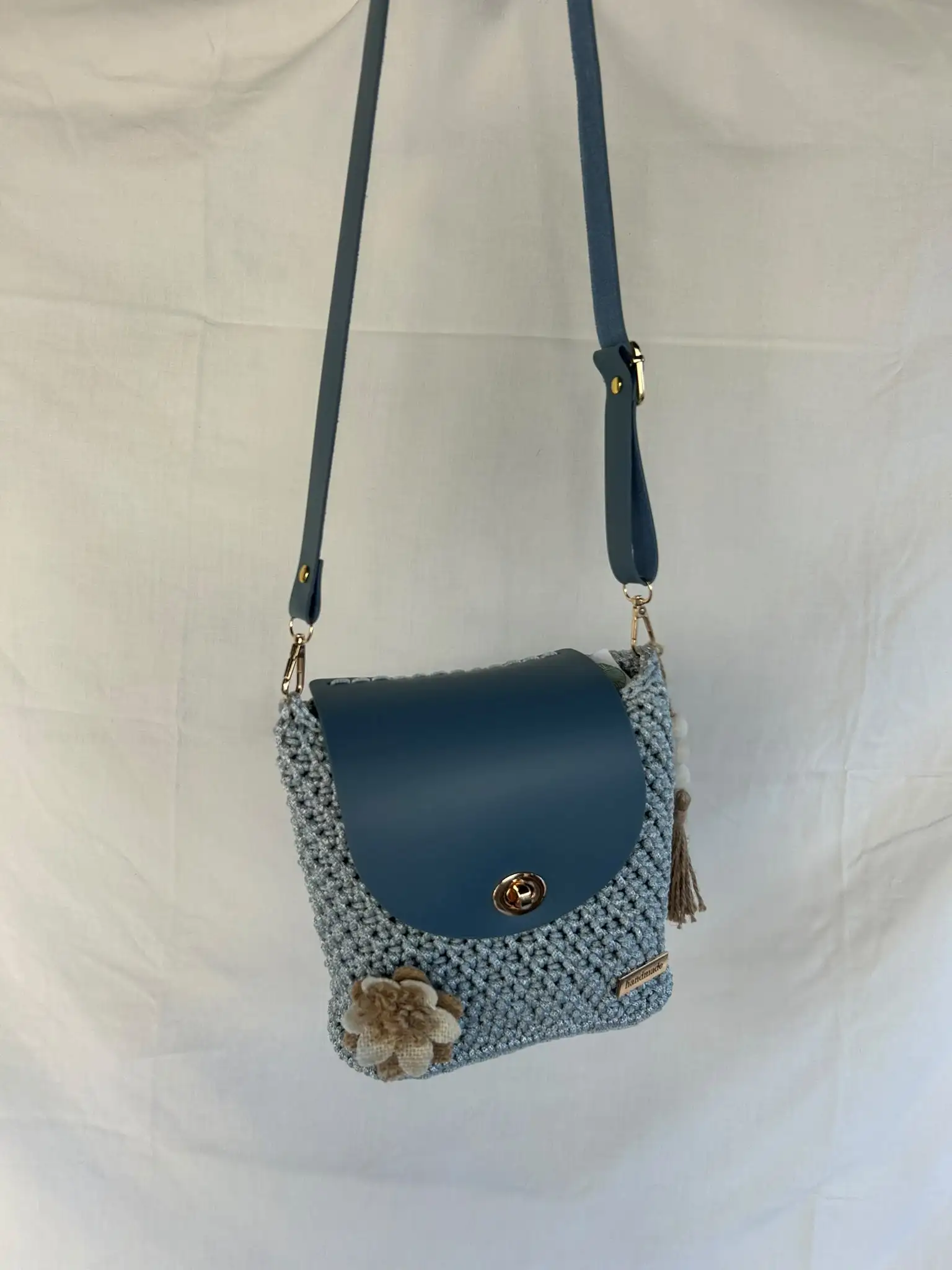 Foto 2 von 5: Hellblaue Tasche mit Klappe, Blume und Quaste