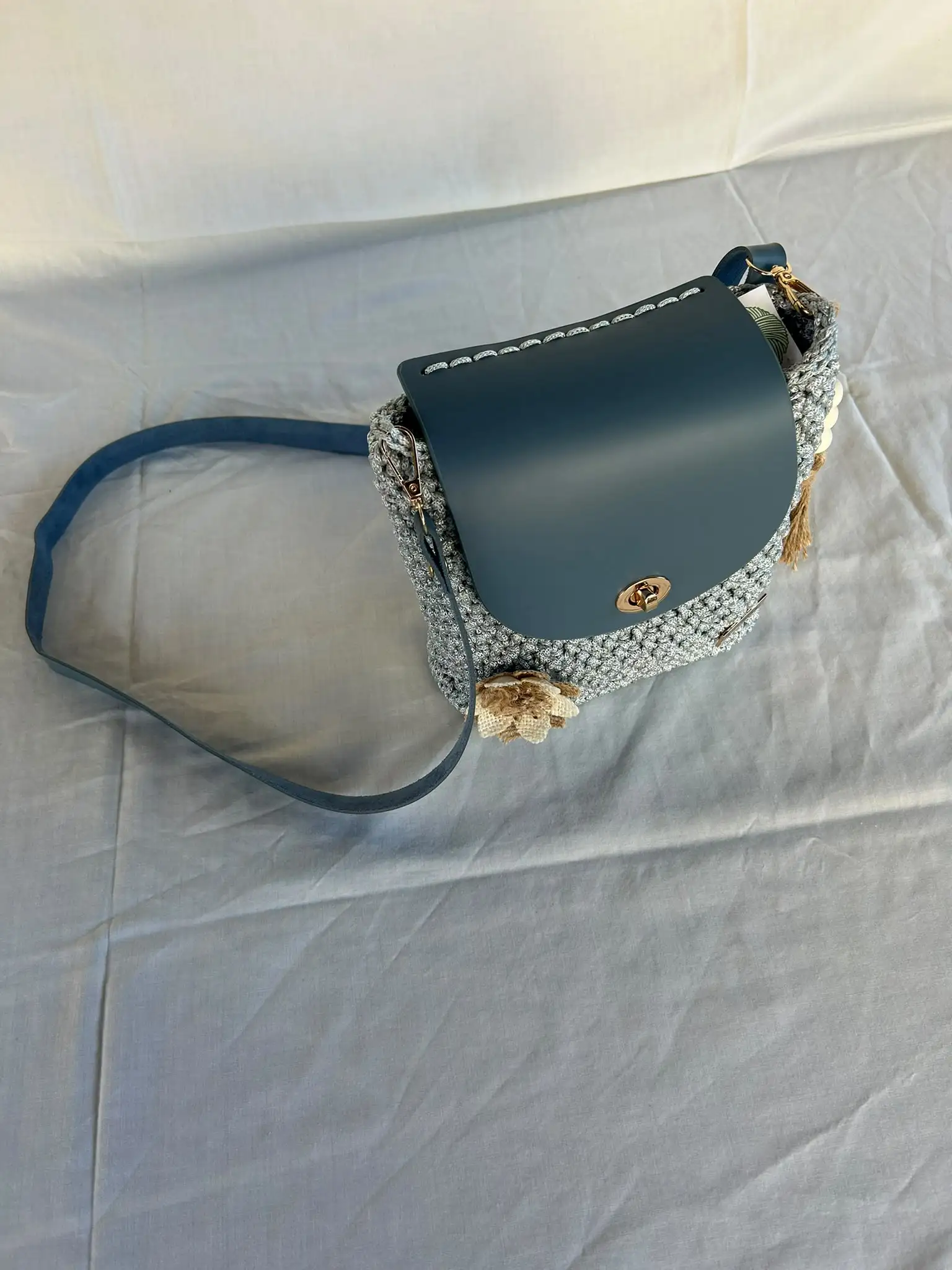 Foto 3 von 5: Hellblaue Tasche mit Klappe, Blume und Quaste