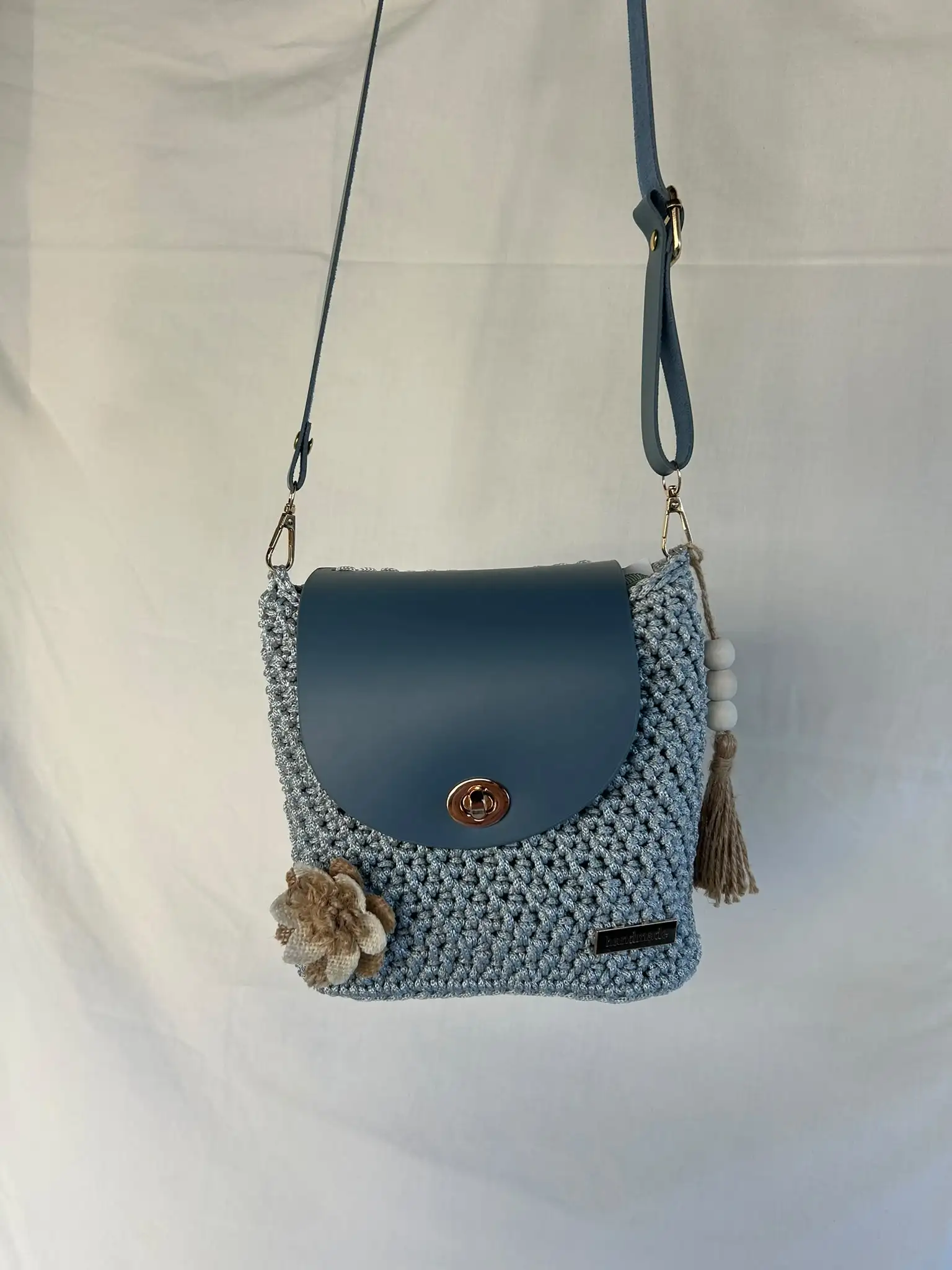 Foto 4 von 5: Hellblaue Tasche mit Klappe, Blume und Quaste
