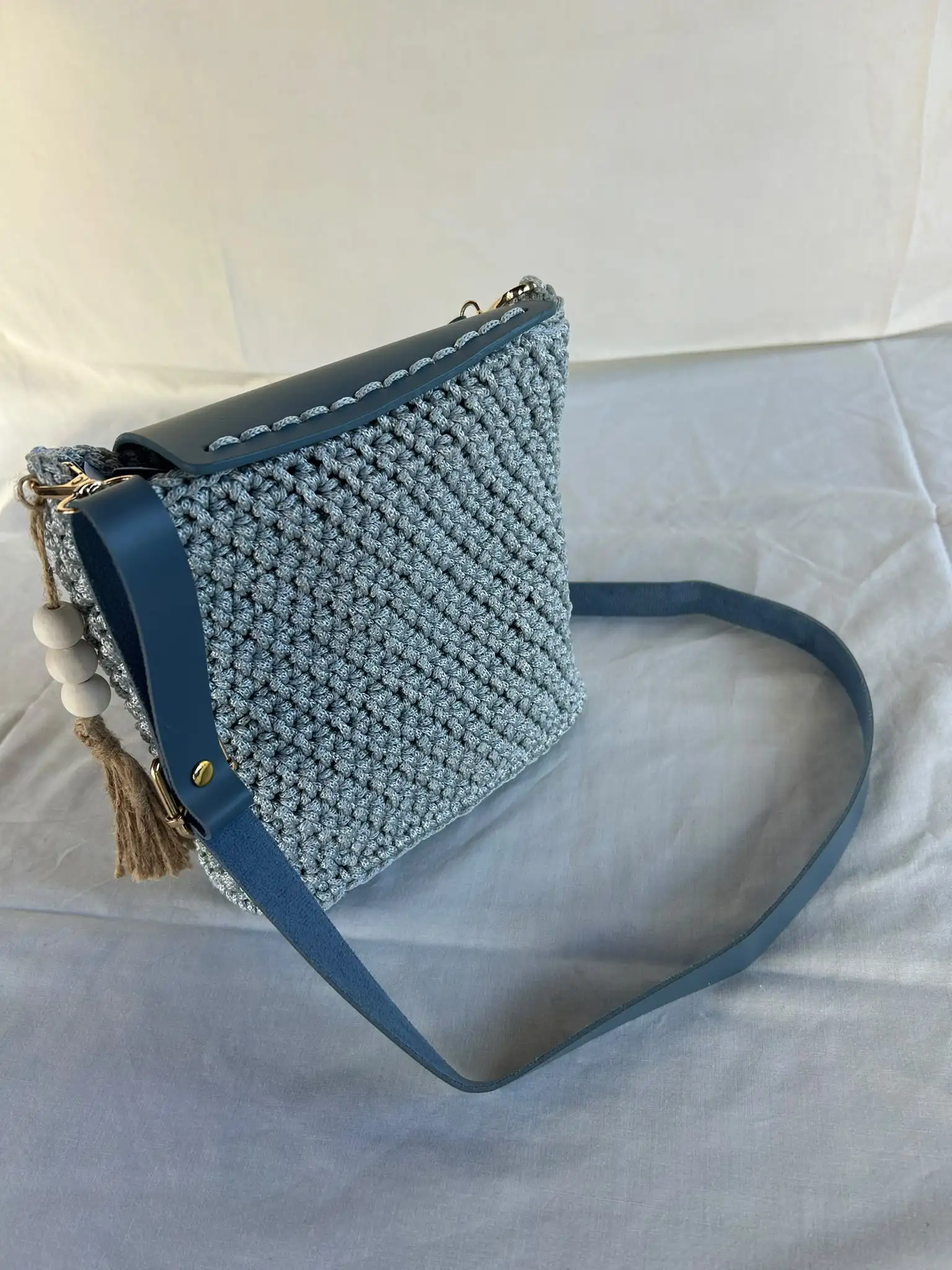 Foto 5 von 5: Hellblaue Tasche mit Klappe, Blume und Quaste