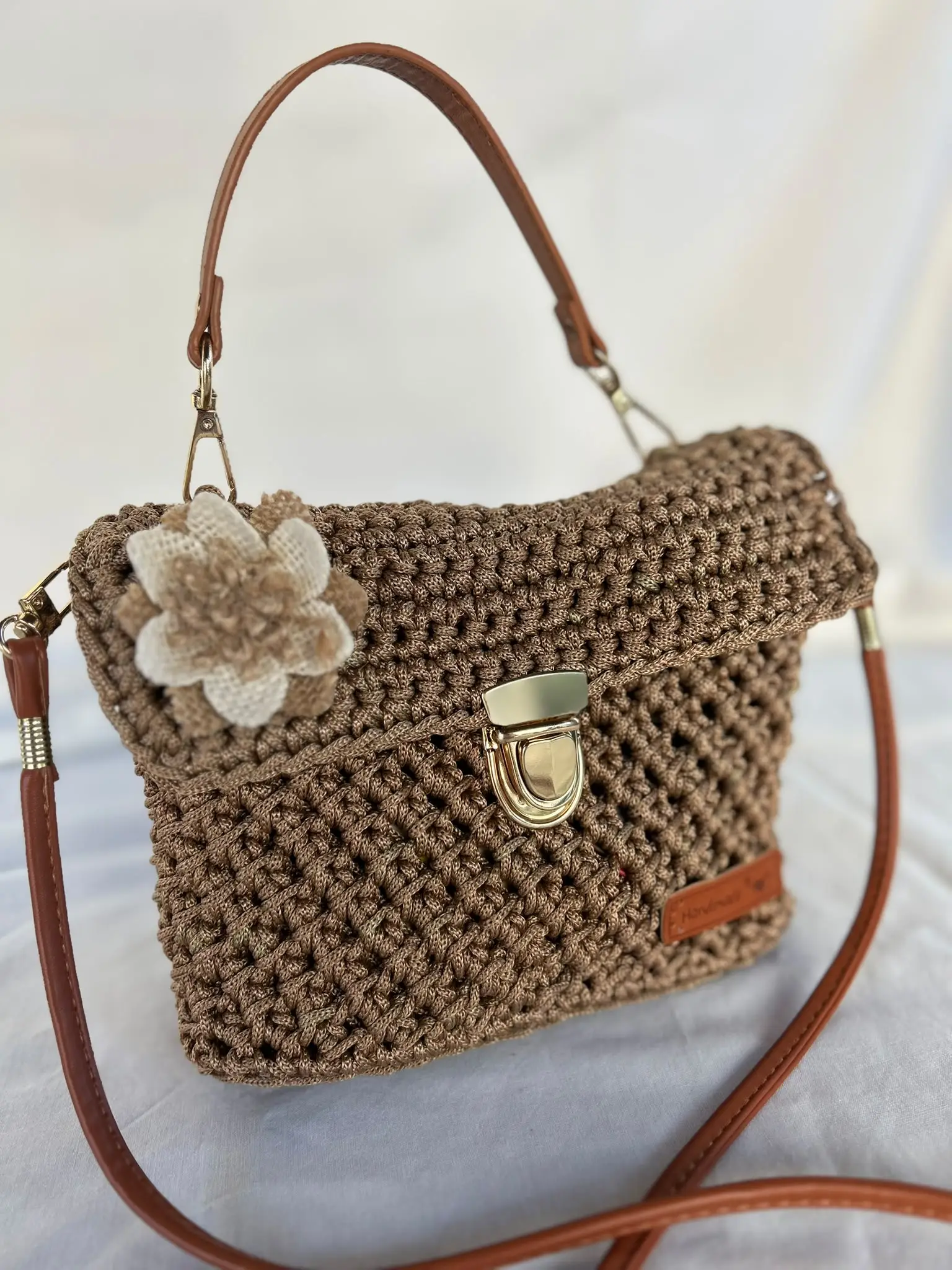 Bolso de mano beige con flor y cierre dorado – Bolsos y carteras