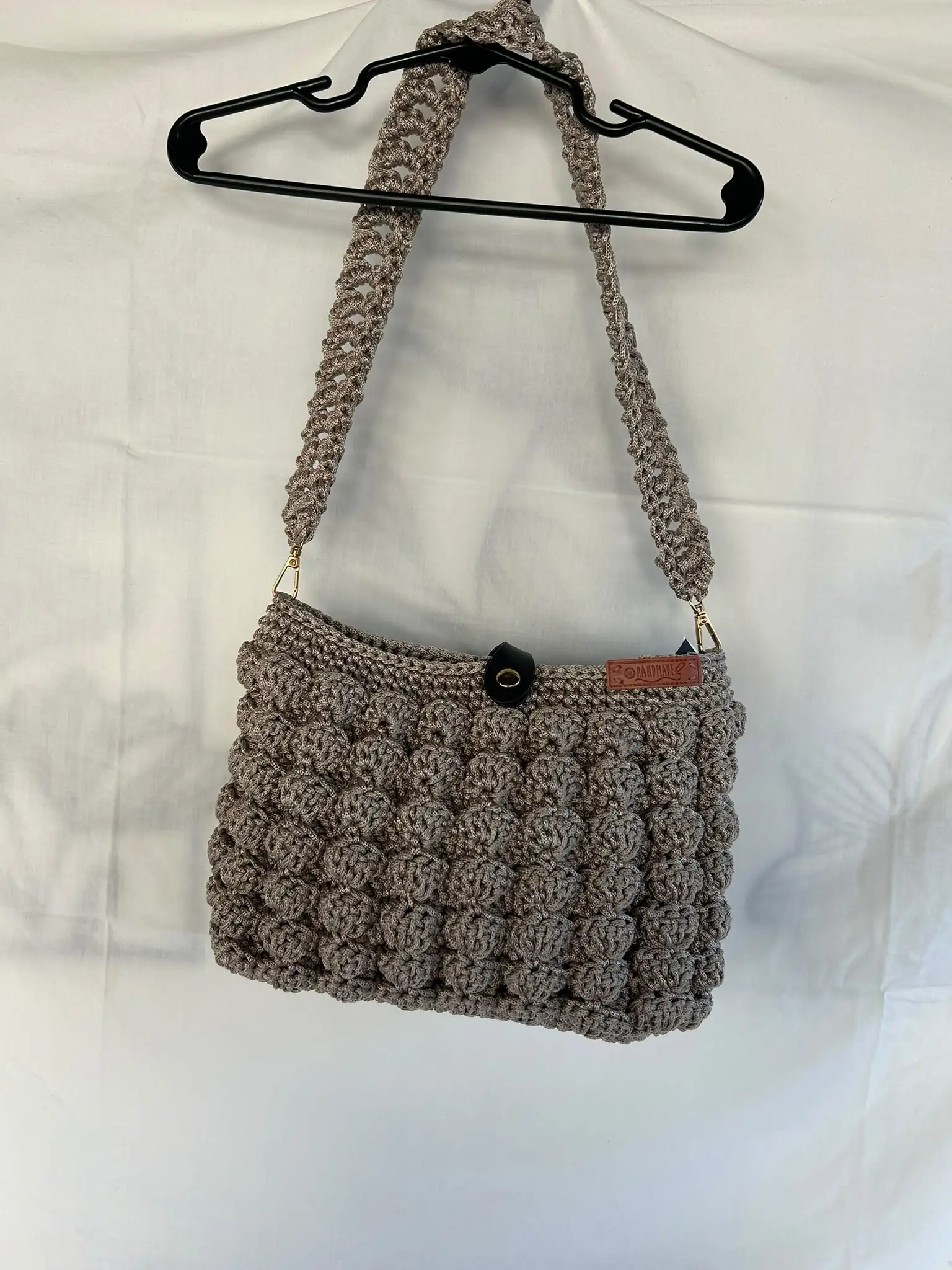 Foto 2 von 6: Beige Schultertasche im Popcornmuster