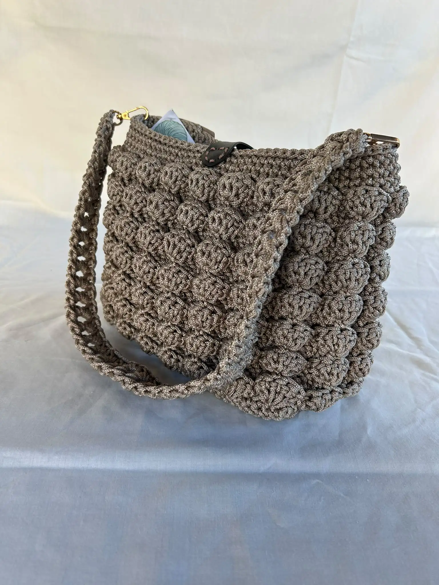 Foto 3 von 6: Beige Schultertasche im Popcornmuster