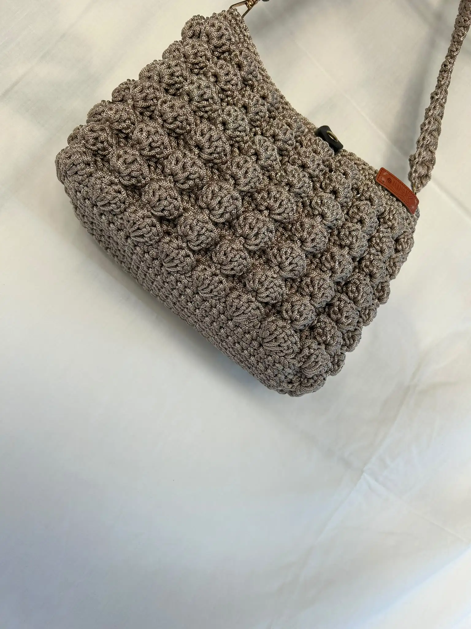 Foto 4 von 6: Beige Schultertasche im Popcornmuster
