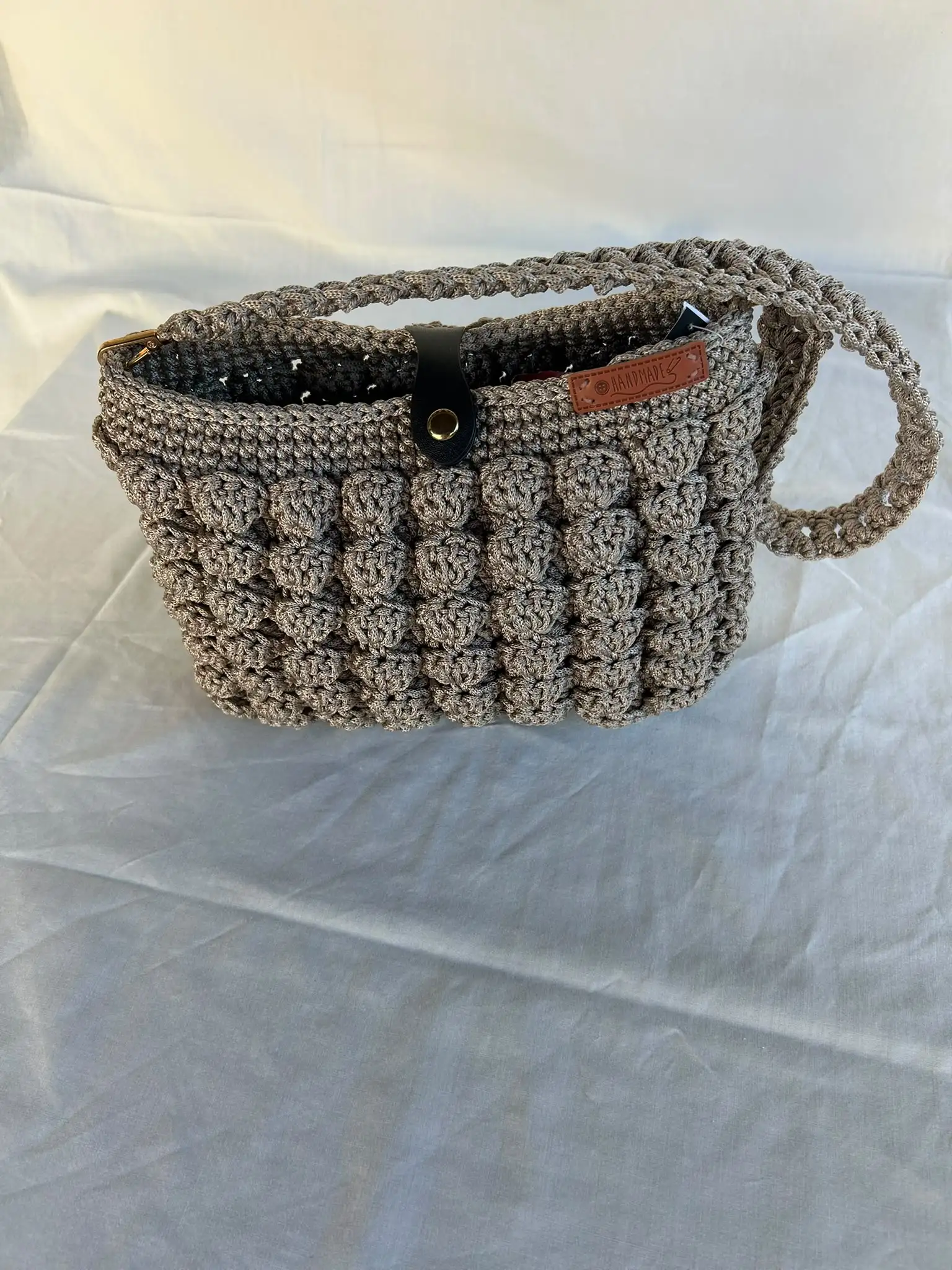 Foto 5 von 6: Beige Schultertasche im Popcornmuster