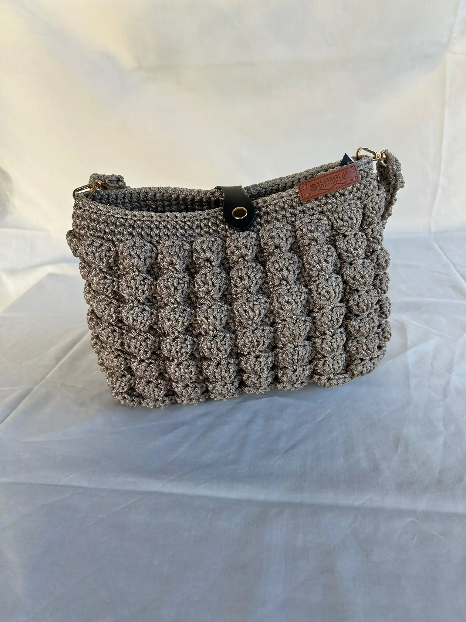 Foto 6 von 6: Beige Schultertasche im Popcornmuster