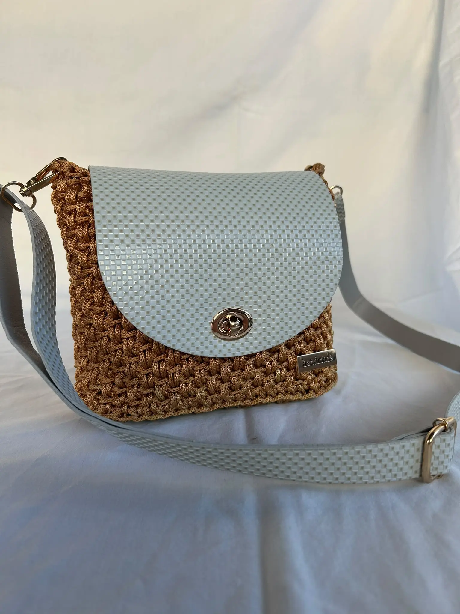 Bolso bandolera caramelo con solapa gris – Bolsos y carteras