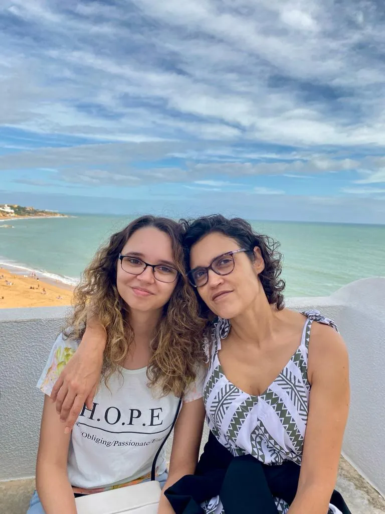Mafalda und Xana, Tochter und Mutter, Arm in Arm am Meer